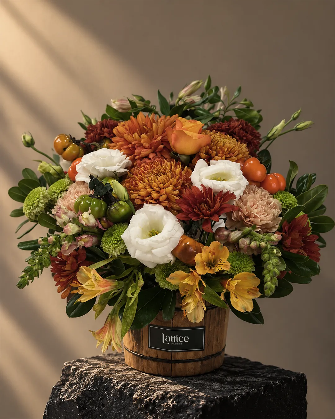 Descubre Bosque, un arreglo floral otoñal con base de madera, flores en tonos tierra y detalles naturales. Disponible con entrega en Guadalajara y Zapopan.