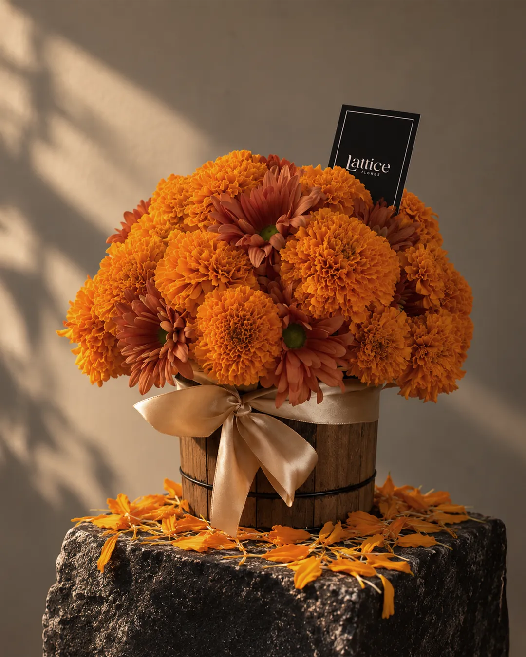 Arreglo de Cempasúchil con Florero de Madera | Lattice Flores