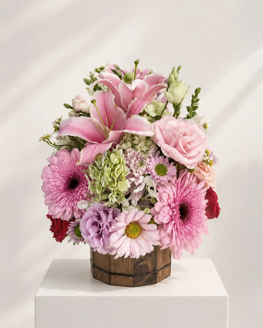 Arreglo Floral Multicolor con Base de Madera | Lattice Flores